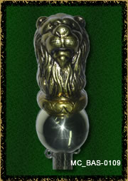 detalle bastón de mando leon en bronce